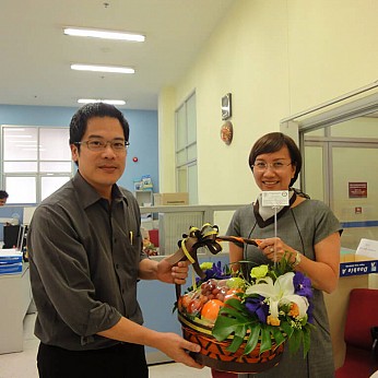 กลุ่ม PUI มอบกระเช้าสวัสดีปีใหม่ 2556